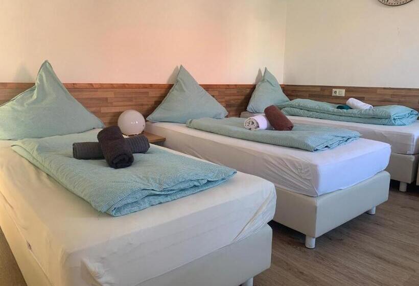 패밀리 룸 공용 욕실, & Hostel Albstadt