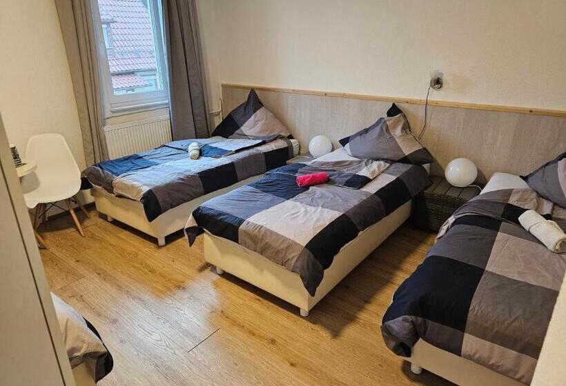 스탠다드 4인용 룸 공용 욕실, & Hostel Albstadt