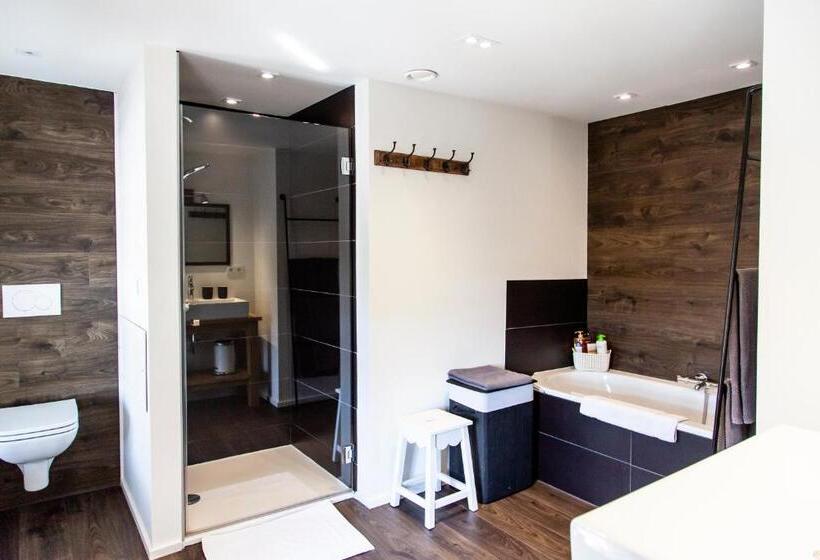 Quarto Familiar, La Maison En Pierre