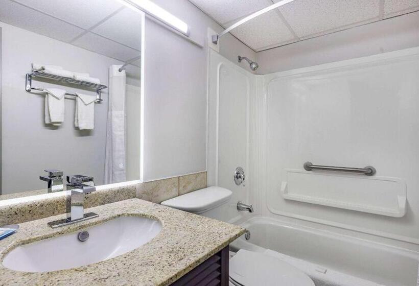 Люкс, Travelodge By Wyndham Miramichi New Brunswick