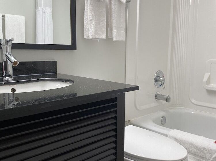 Люкс, Travelodge By Wyndham Miramichi New Brunswick