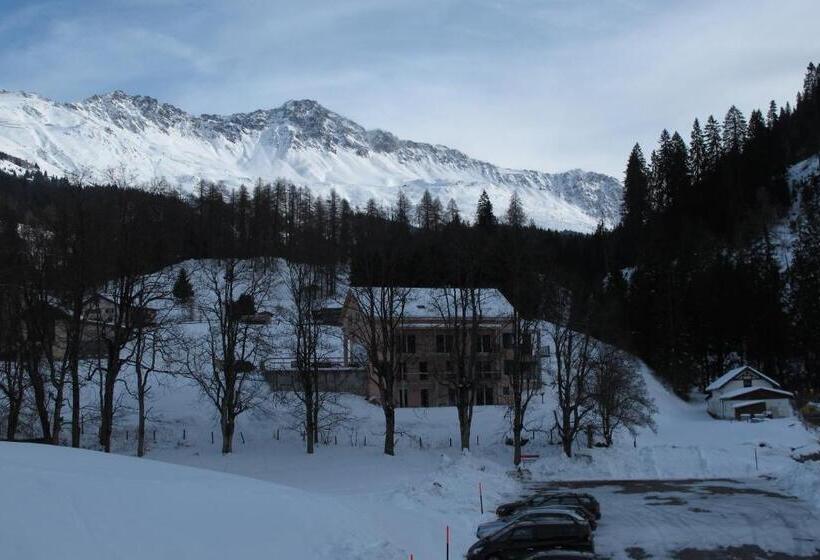 标准三人间共用浴室, The Lodge