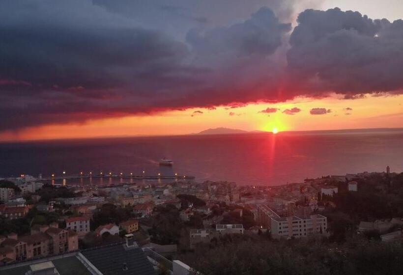 اتاق لوکس با چشم‌انداز دریا, Villa Patrizia