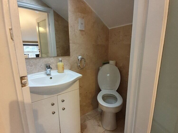 Семейный Номер, Ebury House