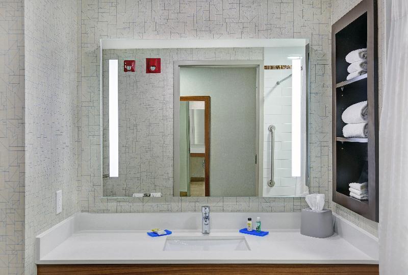 适合残疾人士使用的带超级大床的标准间, Holiday Inn Express & Suites   Woodstock, On Canada