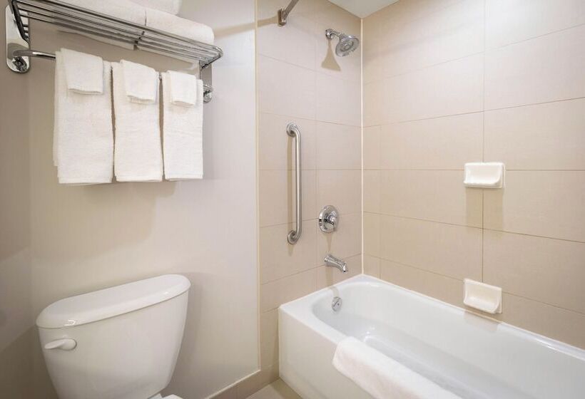 Номер Стандарт, Holiday Inn Express Kingston Central, An Ihg