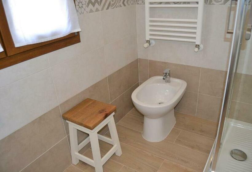 اتاق لوکس, Nuscos Bed And Breakfast