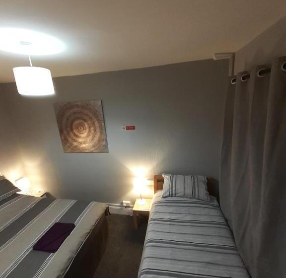 이코노미 룸, Caversham Lodge
