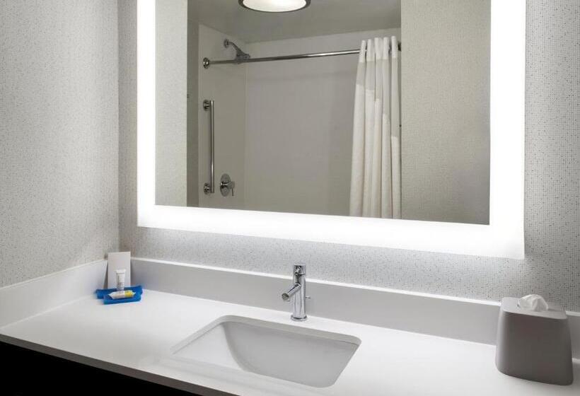 Люкс Кровать Кинг, Holiday Inn Express Great Barrington, An Ihg