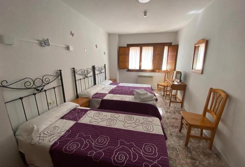 اتاق کلاسیک سه تخته, Hostal La Alberca