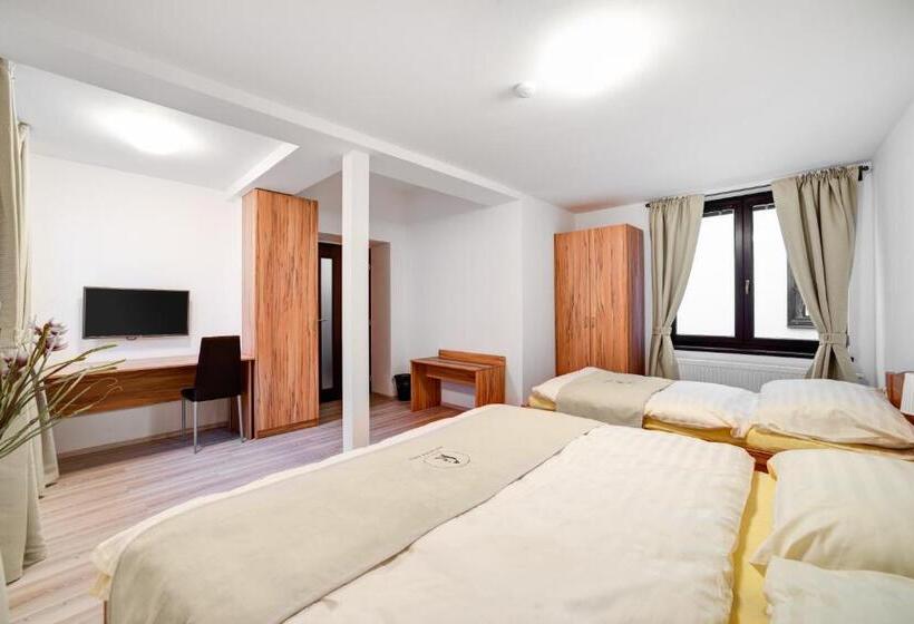 Quarto Triplo Estandar, Penzion Královská Cesta