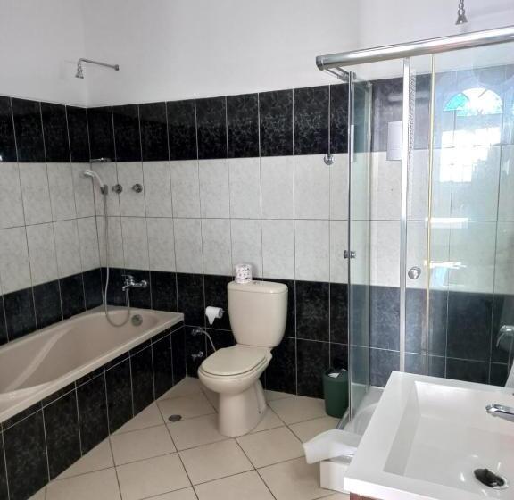 اتاق لوکس با چشم‌انداز دریا, Savana