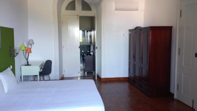 اتاق لوکس با چشم‌انداز دریا, Savana