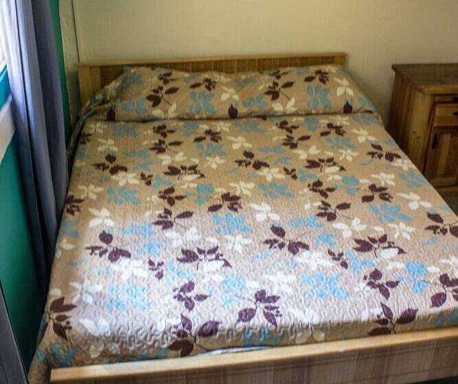 标准三人间共用浴室, Hostal Forestal