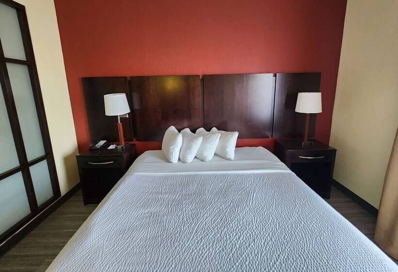 Люкс, Days Inn & Suites By Wyndham Houston / West Energy Corridor