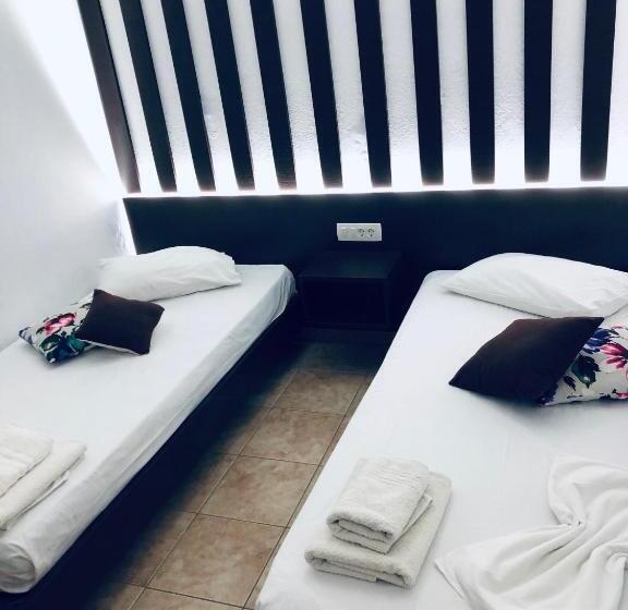 اتاق استاندارد چهار تخته, Villa Livadaros