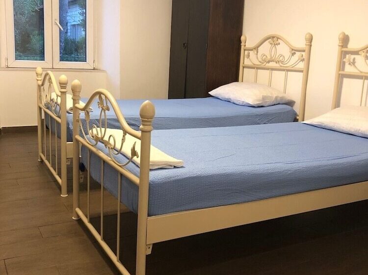 غرفة قياسية ثلاثية, Rooms Villa Garden