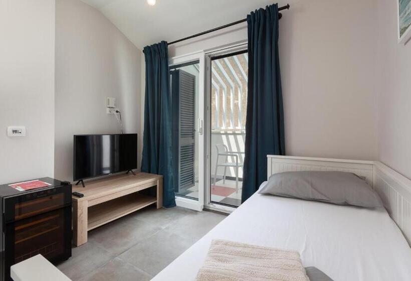 اتاق لوکس با بالکن, Subtub Hostel Makarska