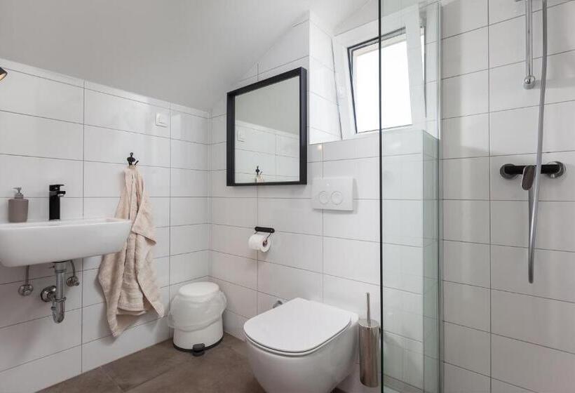 اتاق لوکس با بالکن, Subtub Hostel Makarska