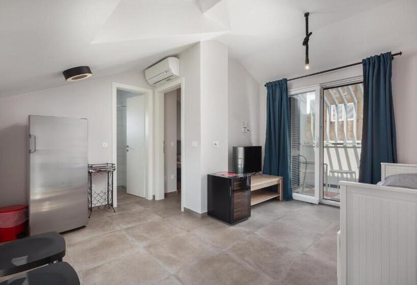 اتاق لوکس با بالکن, Subtub Hostel Makarska
