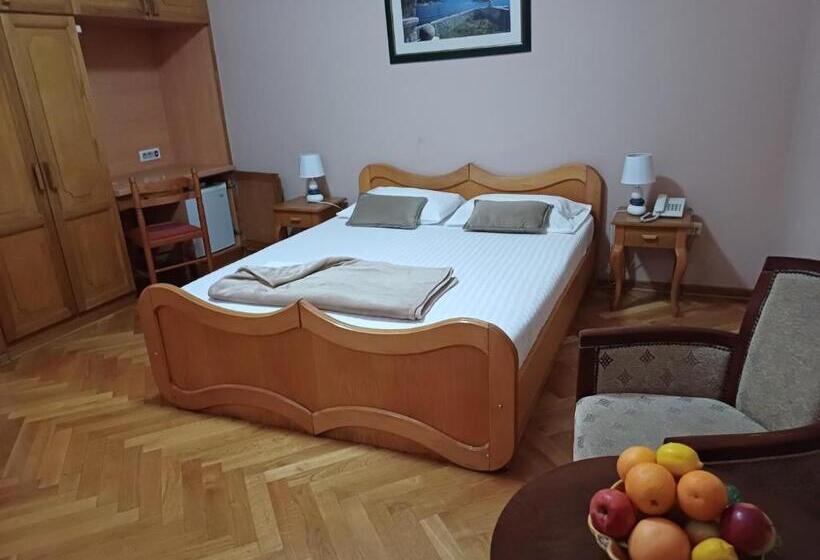 اتاق استاندارد با بالکن و چشم‌انداز دریا, Accommodation Marija 2
