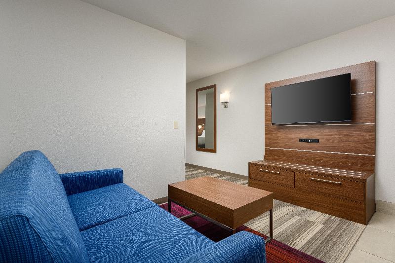 带大床的行政房间, Holiday Inn Express   Tullahoma, An Ihg