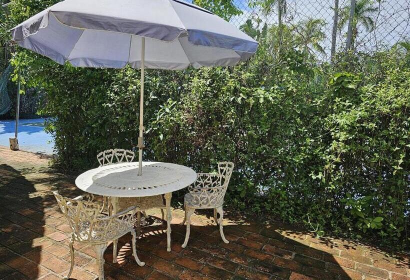 ویلای استاندارد با چشم‌انداز باغ, Villa Corona Del Mar