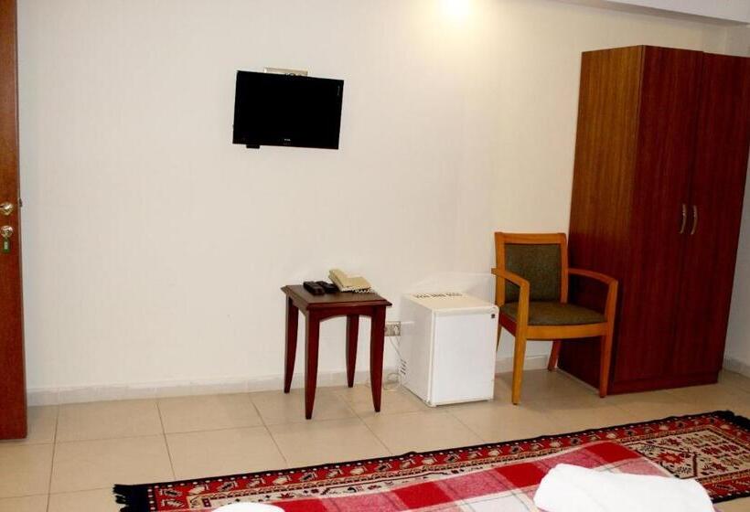 اتاق اکونومی, Lalinn
