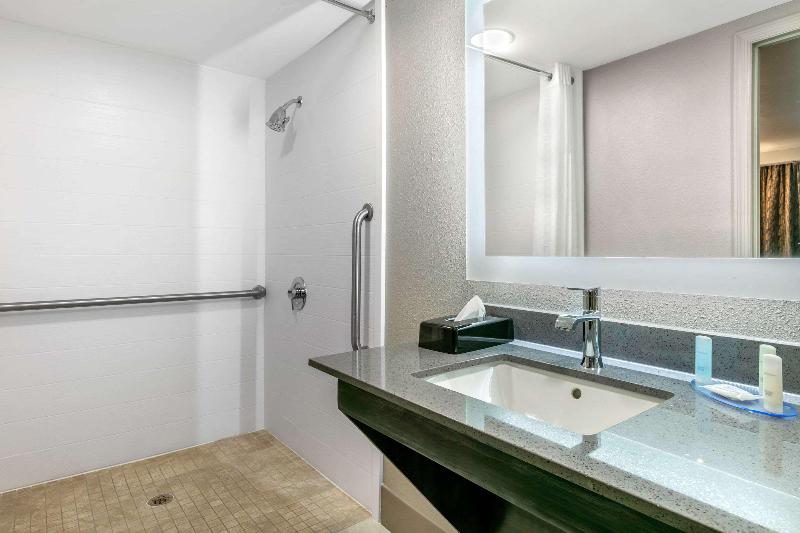 اتاق استاندارد برای معلولان, Holiday Inn London Luton Airport, An Ihg