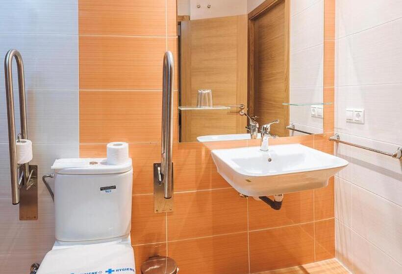 Апартаменты 3 Спальни, Hostal Casasnovas