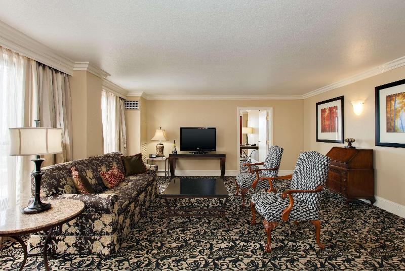 Suite King Size Bed, President Abraham Lincoln Springfield   Doubletree By Hilton