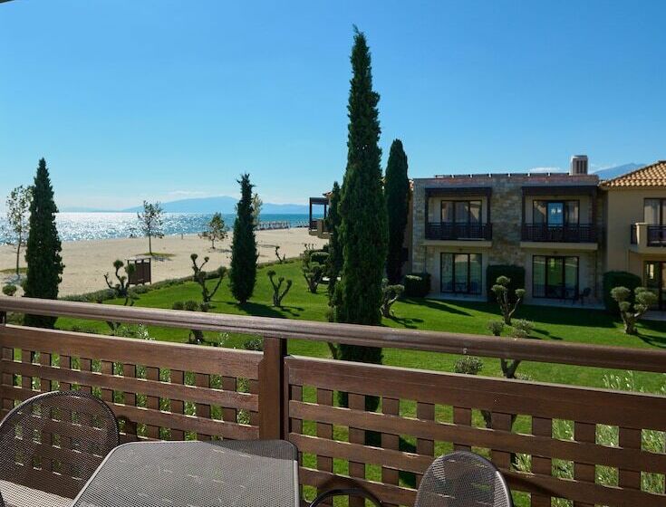 اتاق اساندارد با چشم‌انداز جانبی به دریا, Mediterranean Village Hotel & Spa