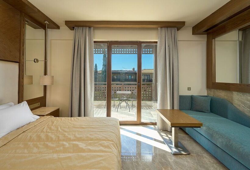 اتاق اساندارد با چشم‌انداز جانبی به دریا, Mediterranean Village Hotel & Spa