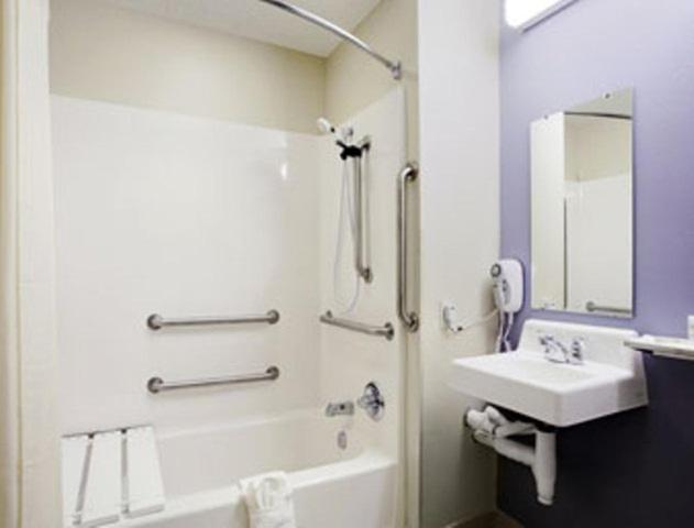 غرفة قياسية لذوى الاحتياجات الخاصة, Microtel Inn And Suites Gassaway