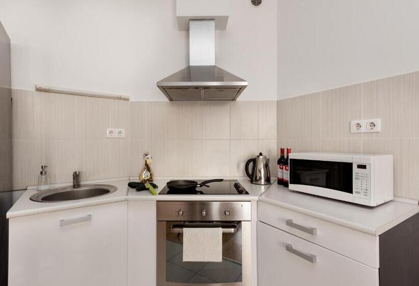 Апартаменты 2 Спальни, Corvin Plaza Apartments & Suites