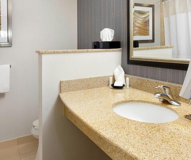 Президентский Люкс, Courtyard Pittsburgh Greensburg