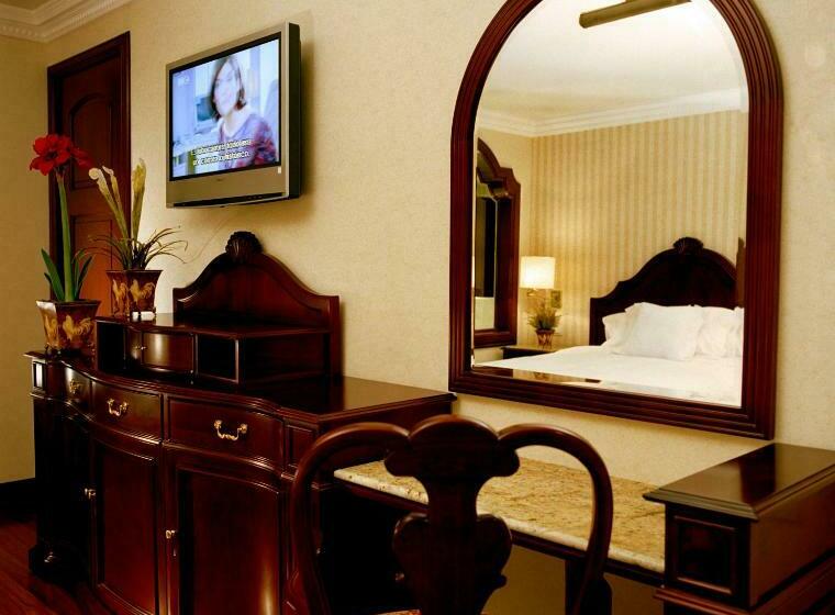 Deluxe Suite King Bed, The Green Park Hotel Boutique