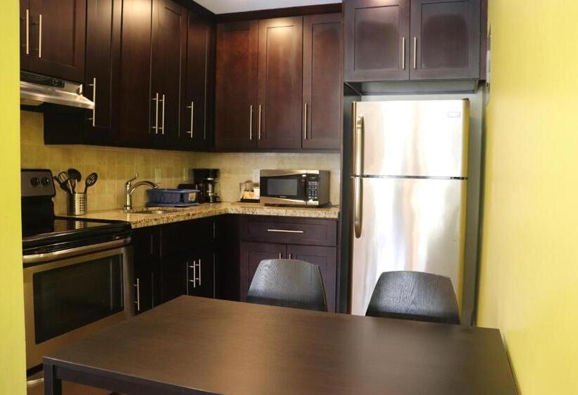 סוויטה, Curtis Inn & Suites