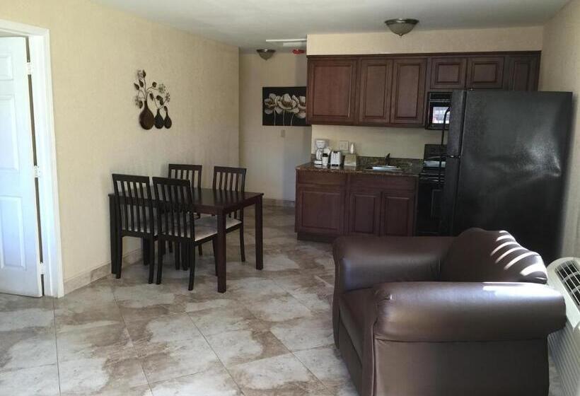 סוויטת 2 חדרי שינה, Curtis Inn & Suites