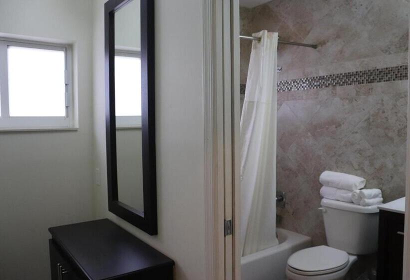 חדר סטנדרט עם מיטת קינג, Curtis Inn & Suites