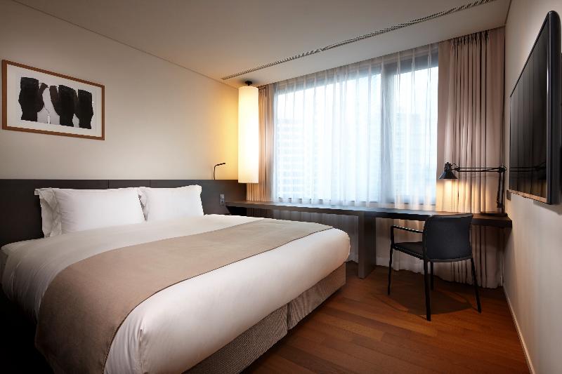 חדר סטנדרט עם מיטת קינג, Curtis Inn & Suites