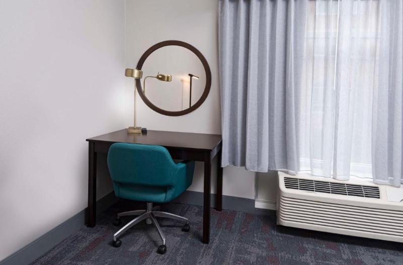 스탠다드 룸 킹사이즈 침대, Hampton Inn & Suites Raleigh Downtown