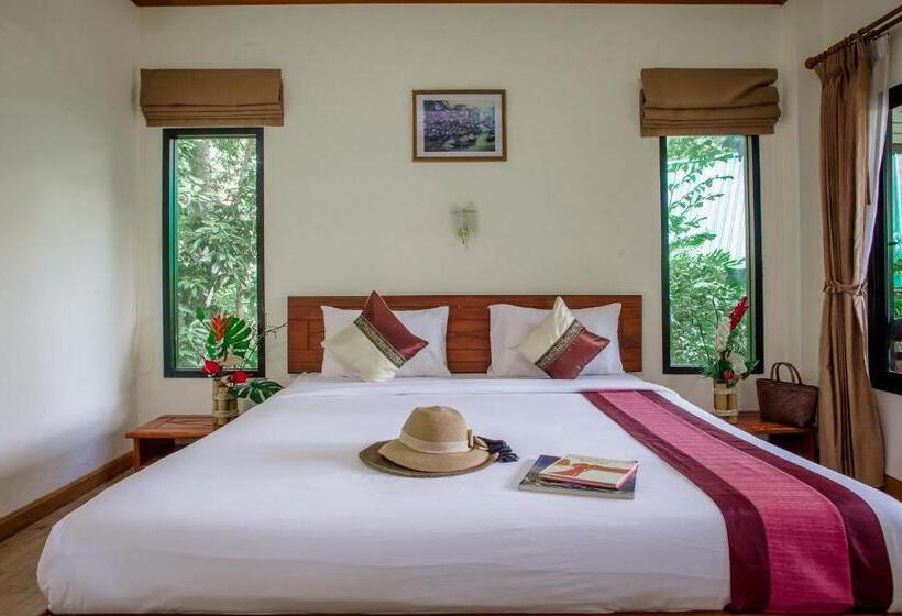 Бунгало с видом на бассейн, The Vatika Resort And Spa
