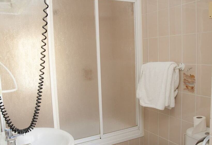 اتاق استاندارد سه نفره, Hostal Paris