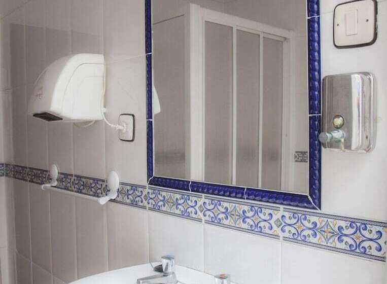 اتاق استاندارد یک تخته با سرویس بهداشتی مشترک, Hostal Paris