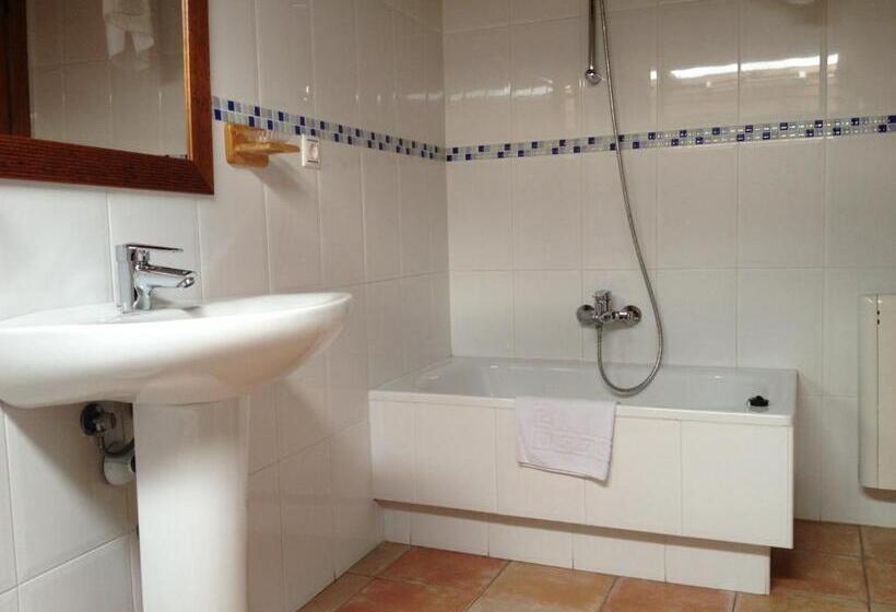 اتاق استاندارد سه نفره, Hosteria San Emeterio