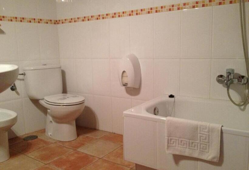 اتاق استاندارد چهار تخته, Hosteria San Emeterio