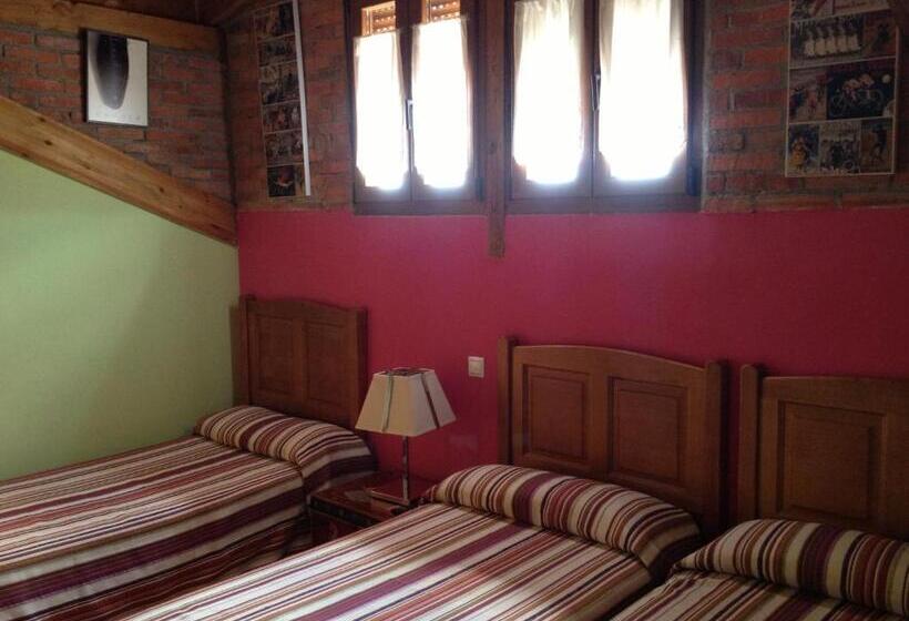 اتاق استاندارد سه نفره, Hosteria San Emeterio