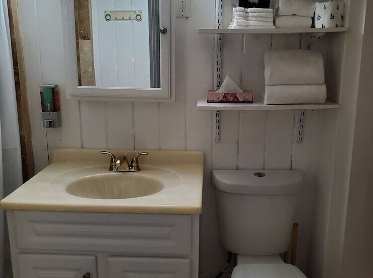 استودیوی استاندارد, Captain Pip's Marina & Hideaway