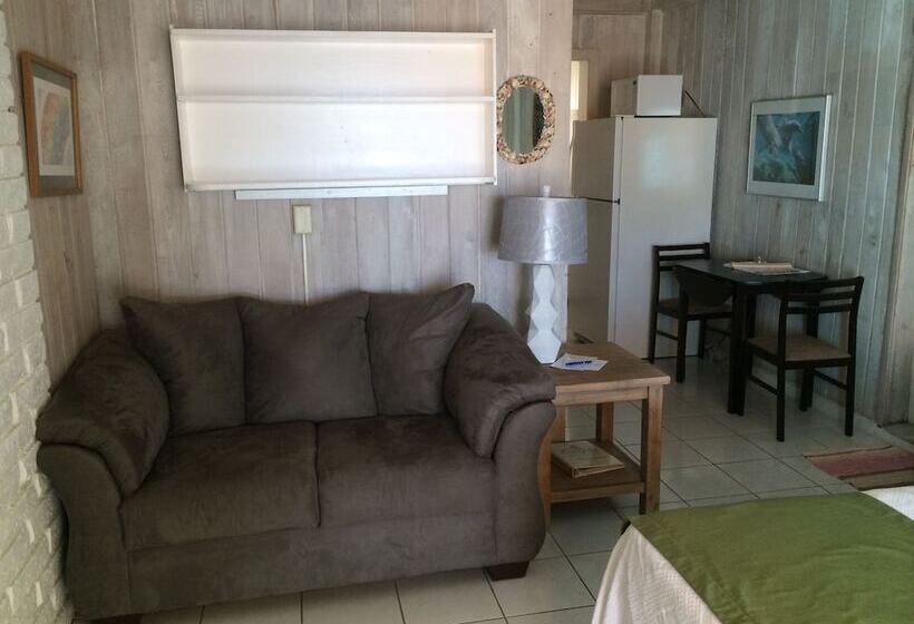 استودیوی استاندارد, Captain Pip's Marina & Hideaway